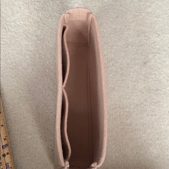 I think Chanel 19 organizer size medium - Picture 4 of 4